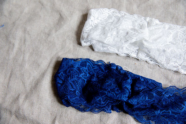 ribbon
color : white . blue